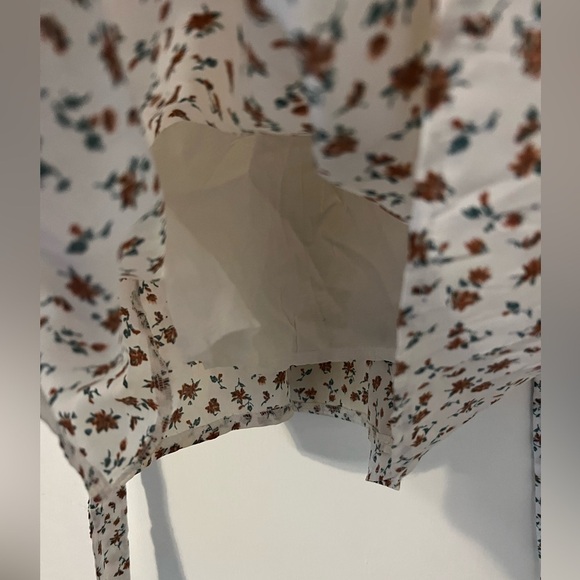 Princess Polly Floral Camisole in Cream and Brown size 0 (SKU K113) - Picture 2 of 11